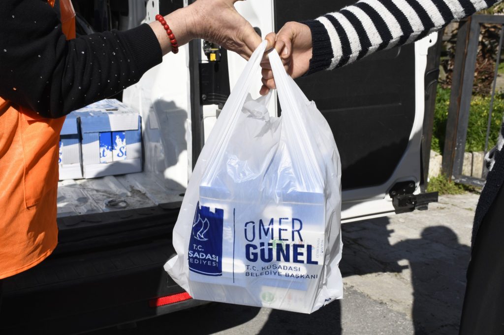 Kuşadası Belediyesi’nden Çocuklara 10 Bin 712 Litre Süt Desteği