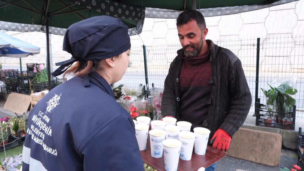 BAŞKAN ÇERÇİOĞLU VATANDAŞLARA VE PAZARCI ESNAFINA SICAK ÇORBA İKRAMINA DEVAM EDİYOR