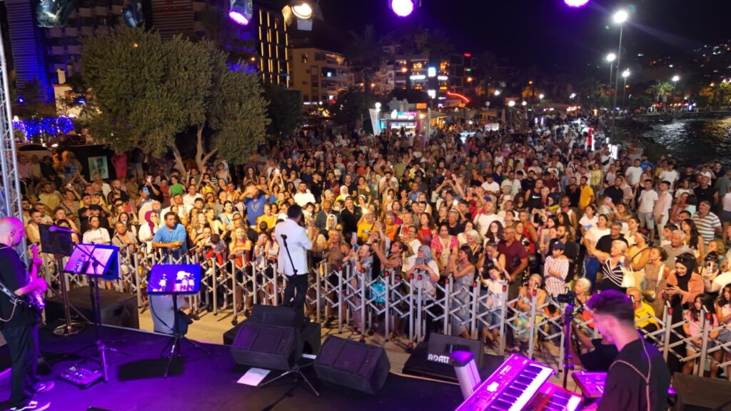BAŞKAN ÇERÇİOĞLU’NDAN KUŞADASI’NDA MÜZİK DOLU GECE