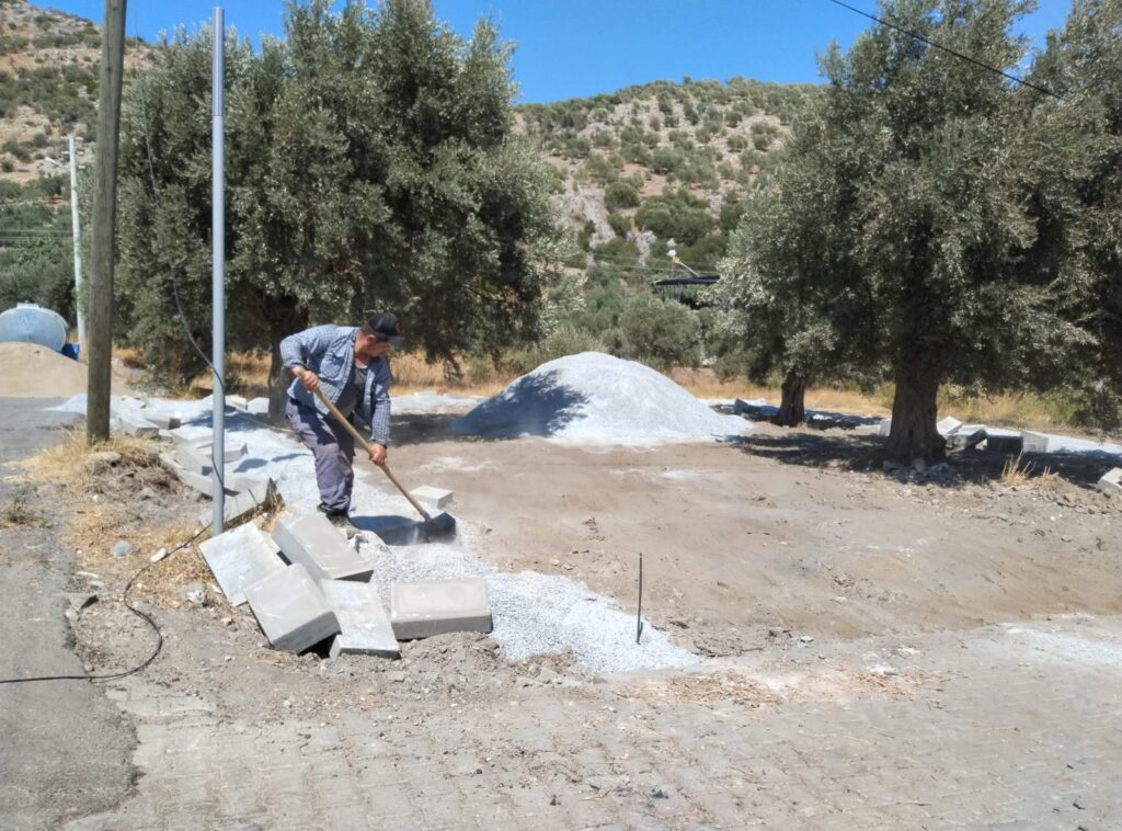 Söke Belediyesi’nden Atburgazı Mahallesi’ne park düzenleme çalışması