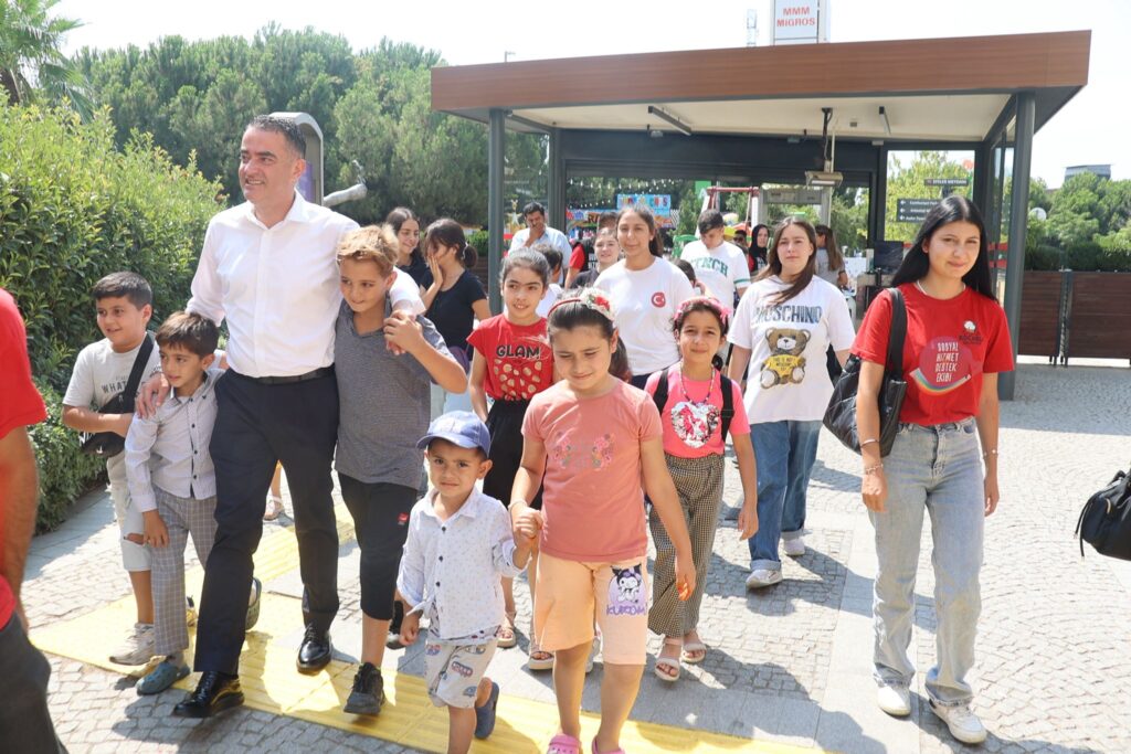 Başkan Arıcı Çocuklara verdiği sözü tuttu. Arıcı’dan anlamlı sinema etkinliği.