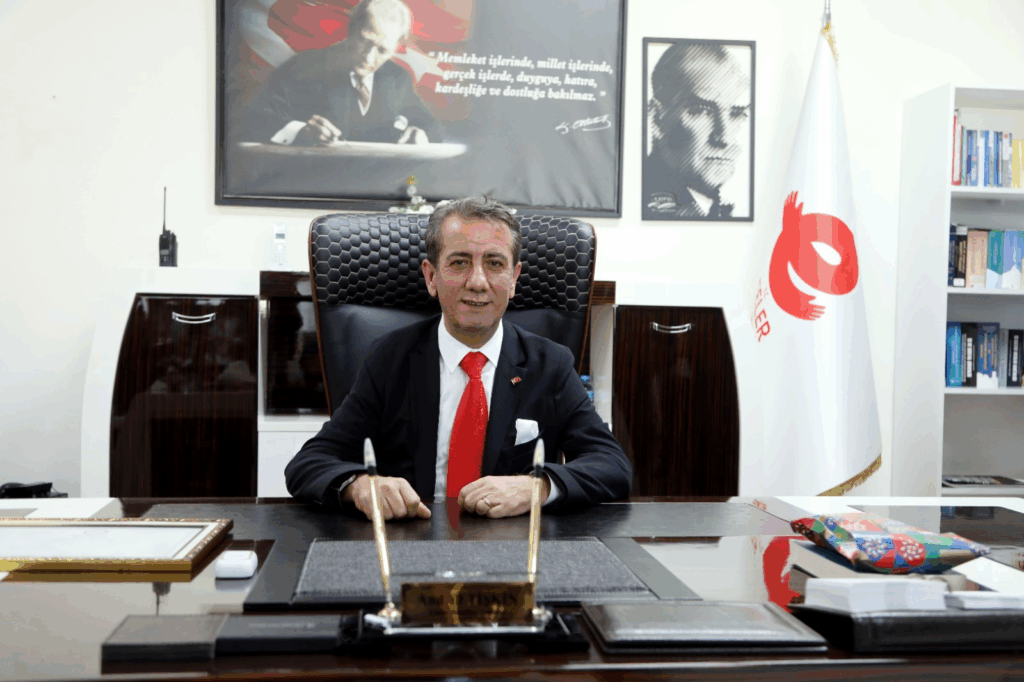 BAŞKAN YETİŞKİN ÜNİVERSİTEYİ KAZANAN ÖĞRENCİLERİ TEBRİK ETTİ