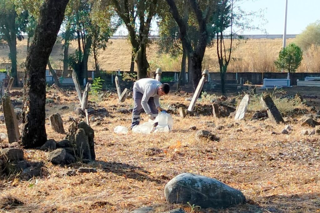 EFELER BELEDİYESİ’NDEN MEZARLIKLARA BAKIM
