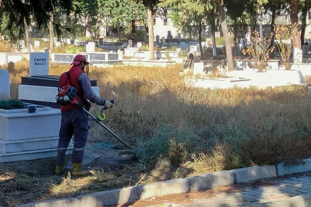 EFELER BELEDİYESİ MEZARLIKLARDA BAKIM ÇALIŞMALARINI SÜRDÜRÜYOR