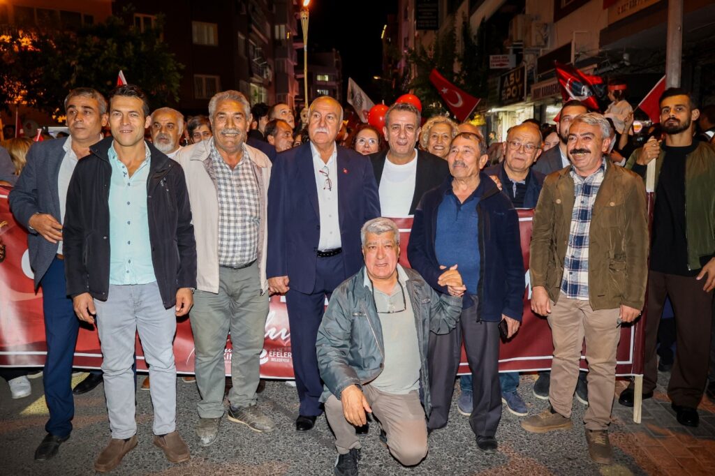 EFELER’DE BİNLERCE VATANDAŞ CUMHURİYET YÜRÜYÜŞÜ’NDE BULUŞTU