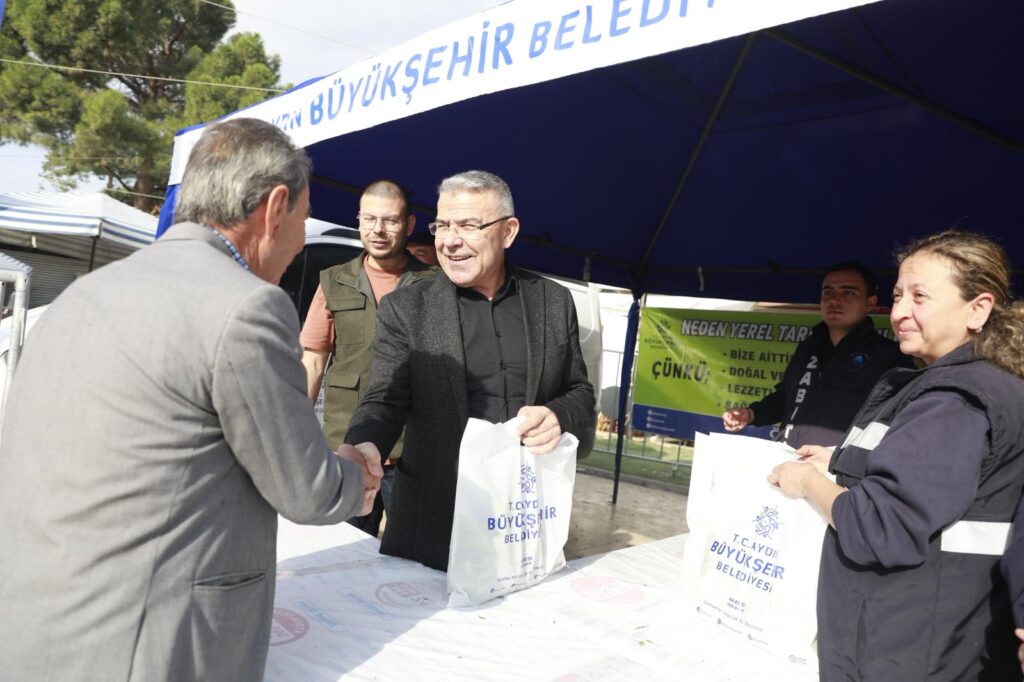 BAŞKAN ÇERÇİOĞLU, ATA TOHUMLARINDAN ÜRETİLEN FİDELERİ KÖŞK’TE VATANDAŞLARLA BULUŞTURDU