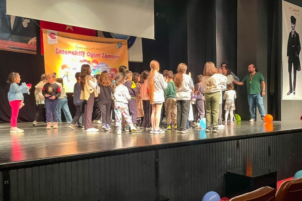 EFELER BELEDİYESİ SANATIN IŞIĞINI SALİHLİ’YE TAŞIDI