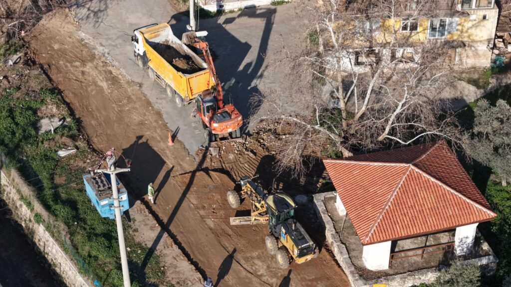 BAŞKAN ÇERÇİOĞLU EFELER’İN YOLLARINI YENİLİYOR