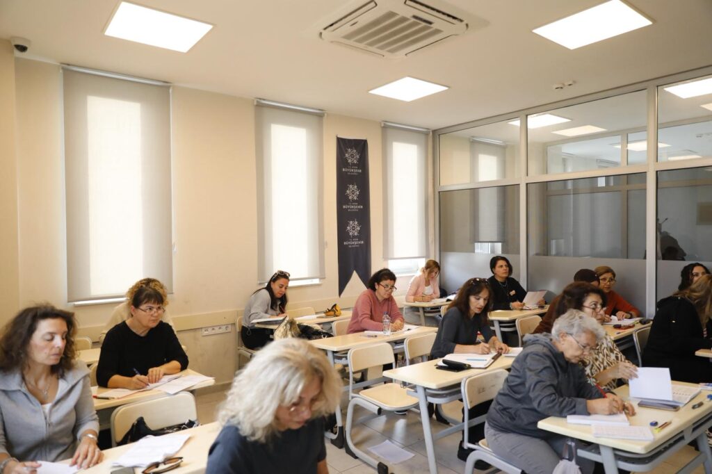 BAŞKAN ÇERÇİOĞLU’NUN DESTEKLERİYLE HER YAŞTAN VATANDAŞ İNGİLİZCE ÖĞRENİYOR
