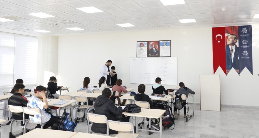 BAŞKAN ÇERÇİOĞLU’NUN DESTEKLERİYLE HER YAŞTAN VATANDAŞ İNGİLİZCE ÖĞRENİYOR