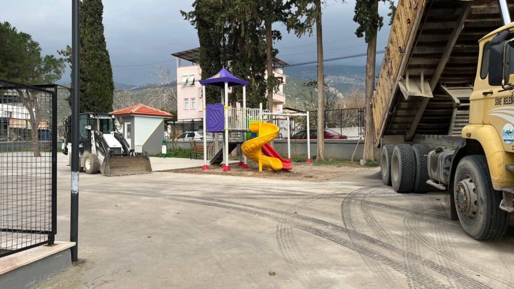 Okul Bahçesine çocuk oyun alanı mutlu etti