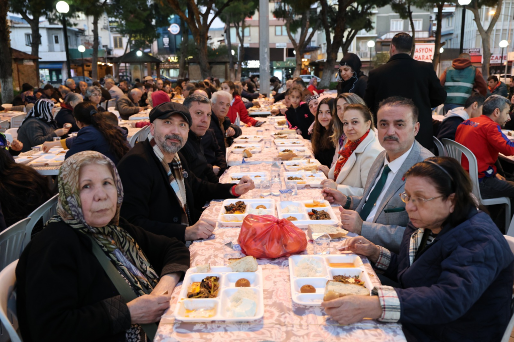 Söke Belediyesi iftar buluşması, Belediye Meydanı’nda yoğun katılımla gerçekleştirildi.
