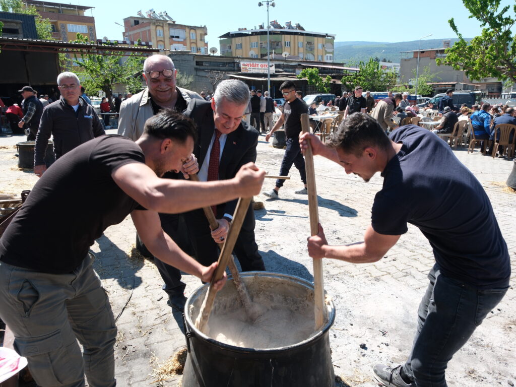 BAŞKAN EROL KAZAN BAŞINA GEÇTİ, SANAYİ ESNAFIYLA KEŞKEK DÖVDÜ