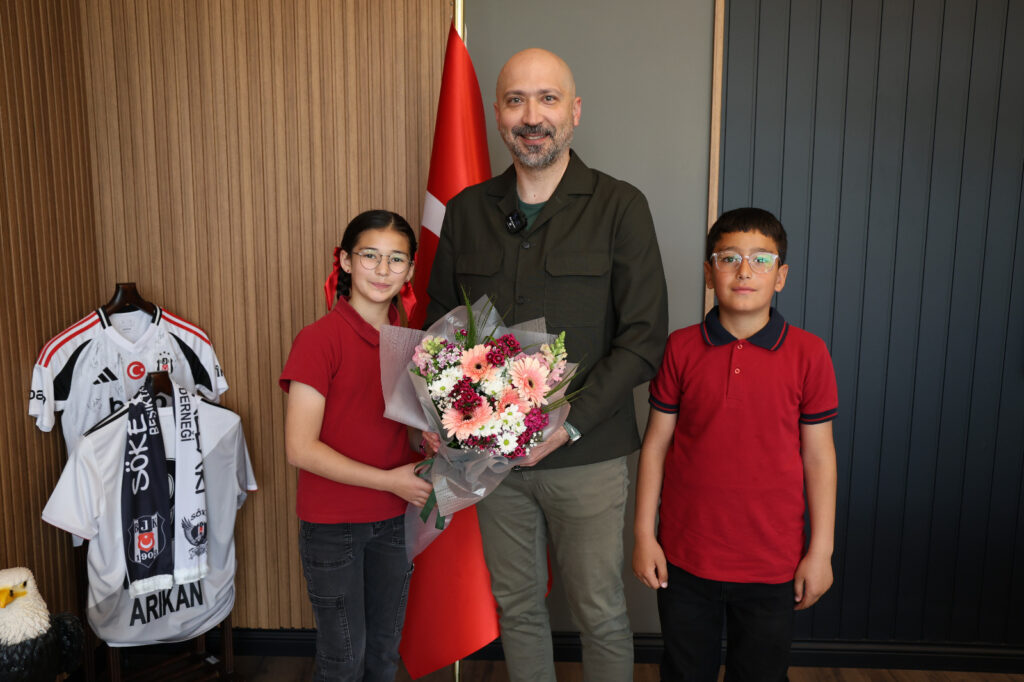 BAŞKANLIK KOLTUĞU ÇOCUKLARA EMANET EDİLDİ