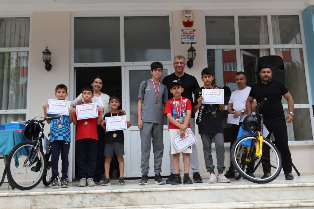 BAŞKAN ÇERÇİOĞLU’NUN DESTEKLERİ İLE SATRANÇ ÖĞRENEN ÖĞRENCİLER HAMLELERİNİ YARIŞTIRDI