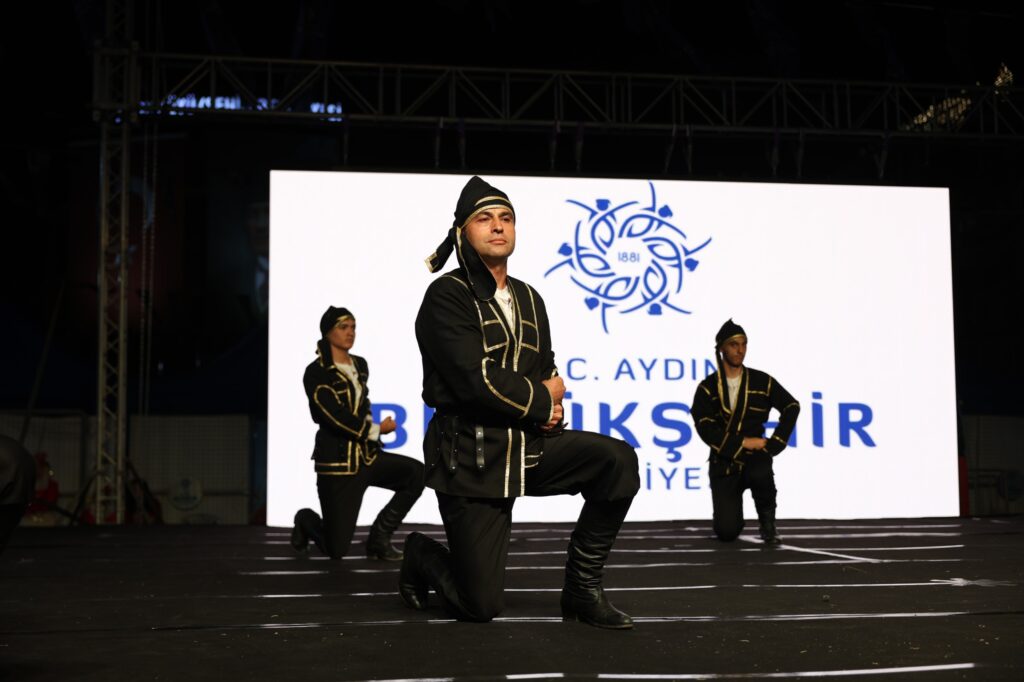BAŞKAN ÇERÇİOĞLU AYDIN BÜYÜKŞEHİR BELEDİYESİ KONSERVATUARI’NIN EŞSİZ GÖSTERİLERİNİ AYDINLILAR İLE BULUŞTURDU
