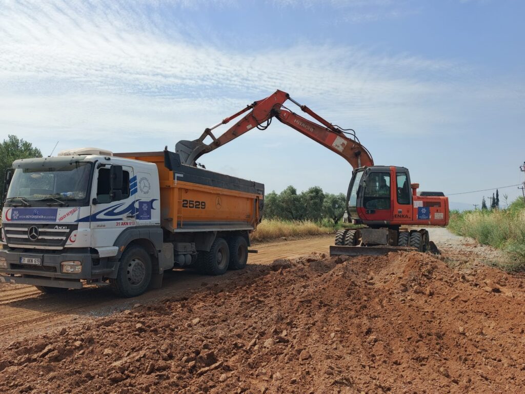 BAŞKAN ÇERÇİOĞLU’NUN ÖNCÜLÜĞÜNDE AYDIN’IN TÜM İLÇELERİNDE YOL YAPIM VE YENİLEME ÇALIŞMALARI DEVAM EDİYOR