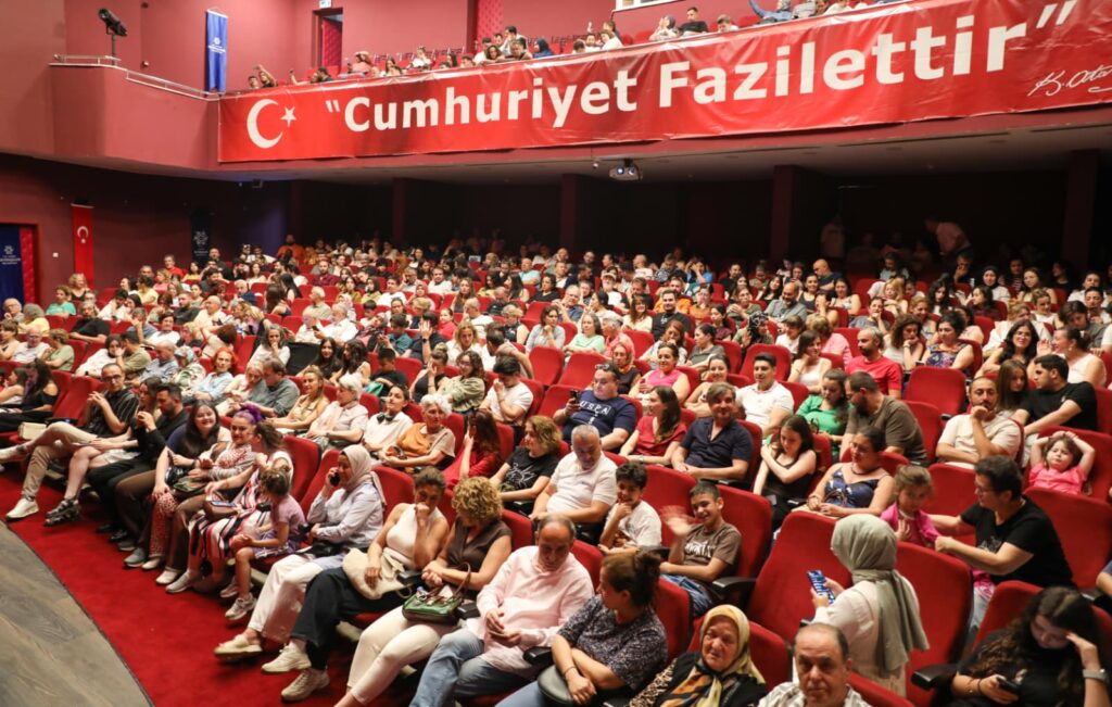 BAŞKAN ÇERÇİOĞLU VATANDAŞLARI TİYATRO İLE BULUŞTURDU