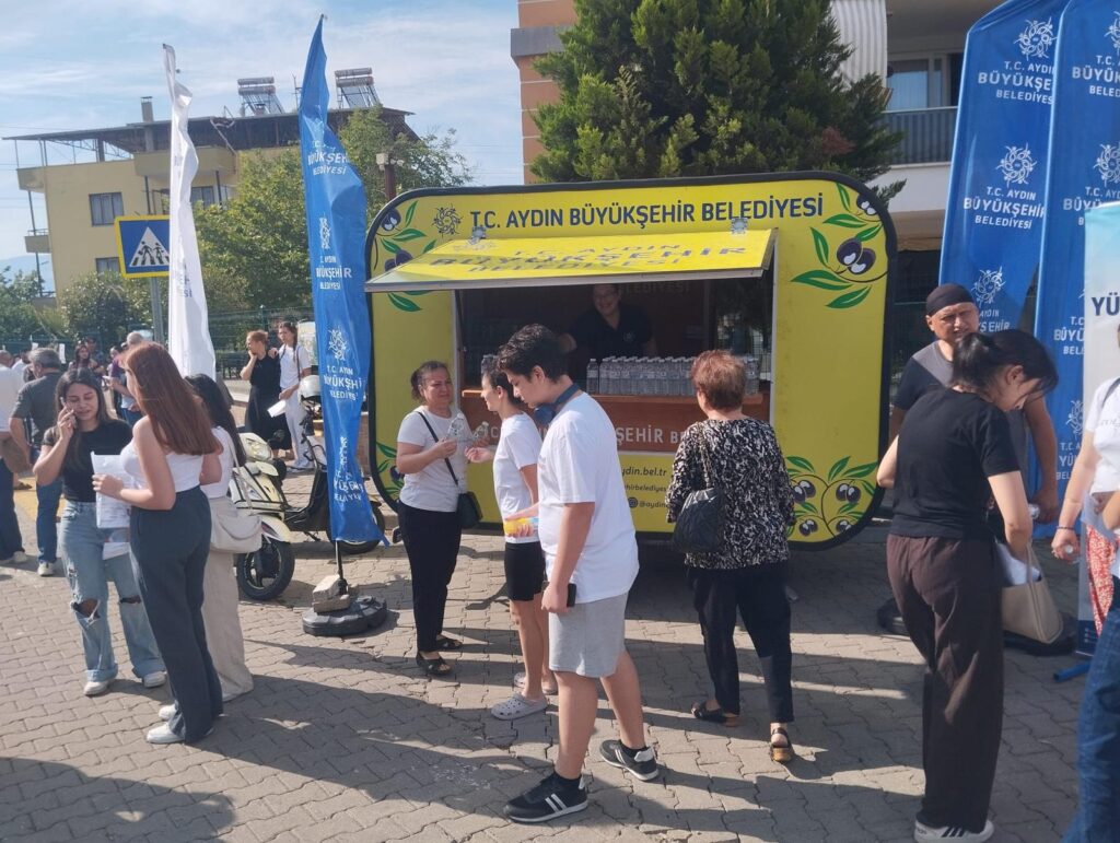 BAŞKAN ÇERÇİOĞLU ÜNİVERSİTE ADAYLARININ YANINDA