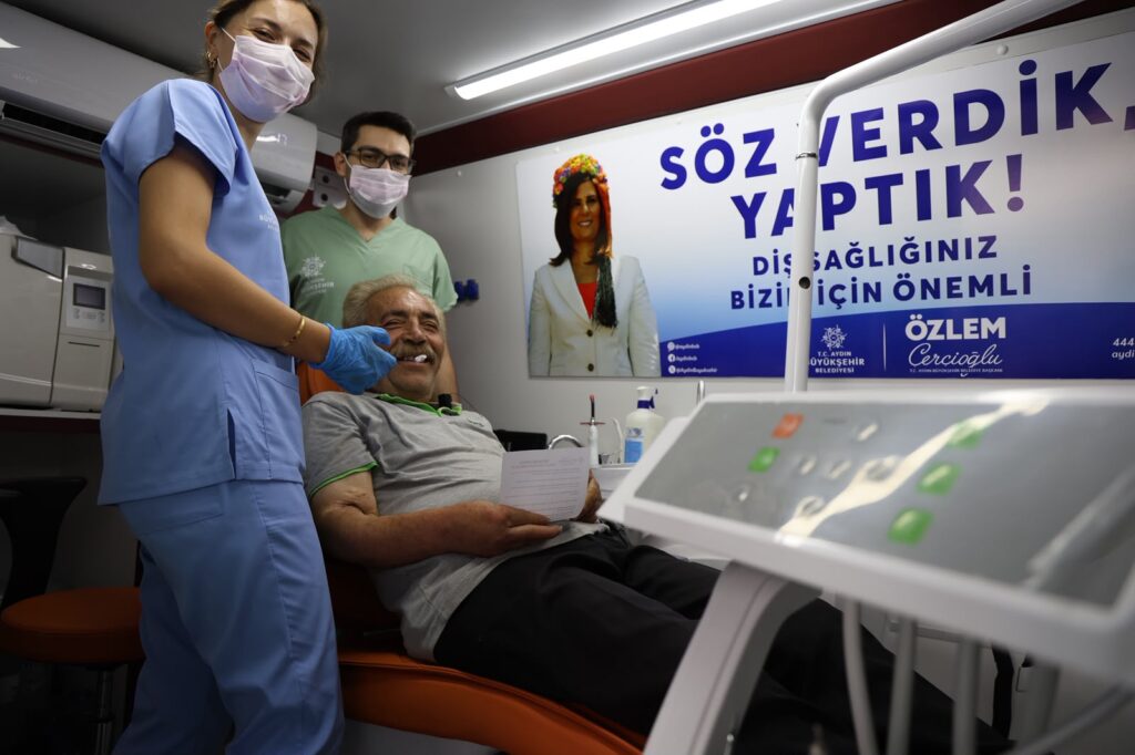 BAŞKAN ÇERÇİOĞLU MOBİL AĞIZ VE DİŞ SAĞLIĞI HİZMETLERİNİ KENTİN DÖRT BİR YANINDA VATANDAŞLARLA BULUŞTURMAYI SÜRDÜRÜYOR