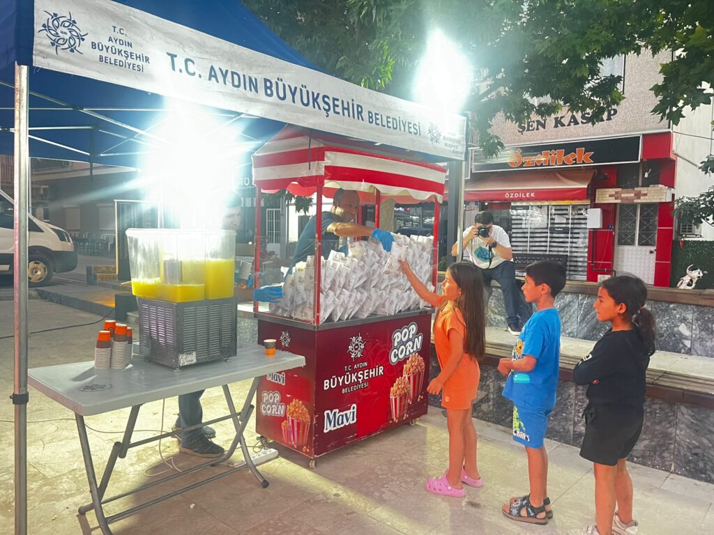 BAŞKAN ÇERÇİOĞLU YENİPAZAR’DA VATANDAŞLARI AÇIK HAVA SİNEMASI İLE BULUŞTURDU