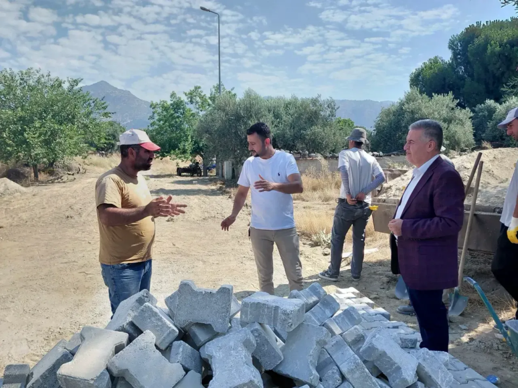 Buharkent’te bozulan sokaklarda kilit parke çalışması sürüyor